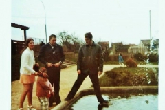 La fontaine (visible à l'entrée). Photo de Liliane Brochard 1974,  Collection JPol Masina